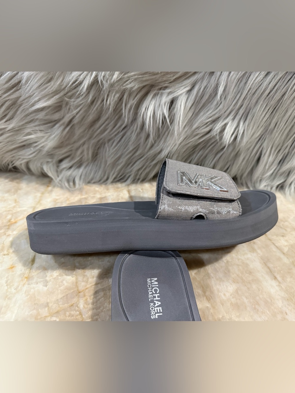 MICHAEL Michael Kors MK
Platform Glitter Pool Slide. Size 8 - Picture 6 of 11